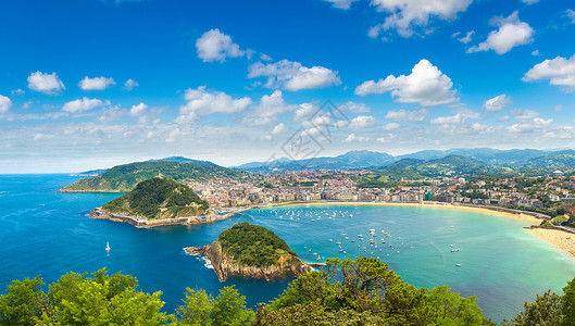 在美丽的夏日中西班牙的萨巴斯蒂安donstia背景