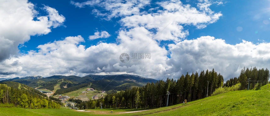 在美丽的夏日里喀尔巴阡山脉的全景图片