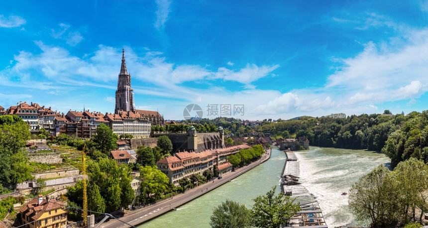 在美丽的夏日中伯恩和斯特的门徒大教堂全景图片