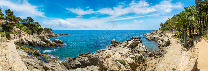 在美丽的夏日里在Lolretdmar海岸的岩石全景背景图片