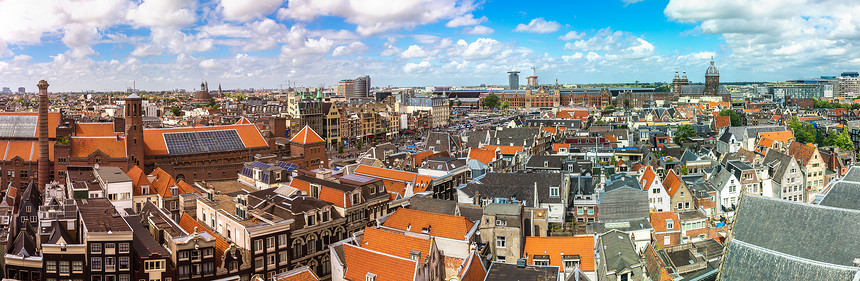 在一个美丽的夏日阿姆斯特丹的圣尼科拉斯教堂的全景图片