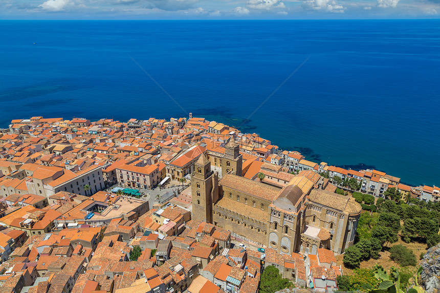 一个美丽的夏日意大利西西里的塞法卢和大教堂鸟瞰图图片