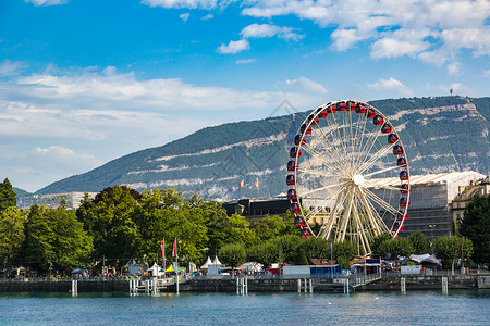 在美丽的夏日里在瑞士的美丽夏日里在基因中发风车轮图片