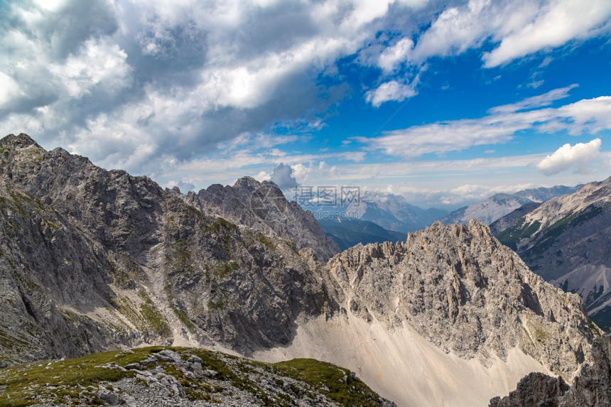 在一个美丽的夏日高山的阿尔卑斯图片