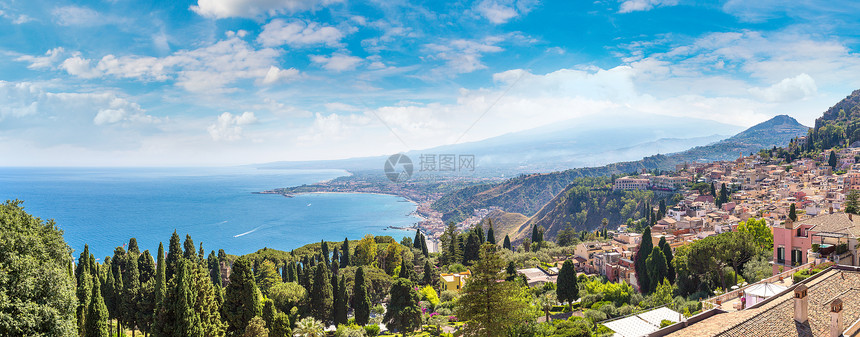 在美丽的夏日里在西意大利空气中泛光的可以看到陶尔米纳在美丽的夏日里图片