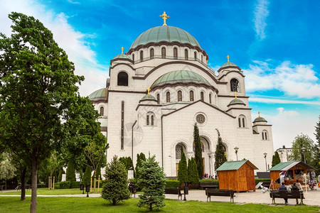 塞尔维亚贝尔格莱德的圣萨瓦东正教教堂在一个美丽的夏日背景