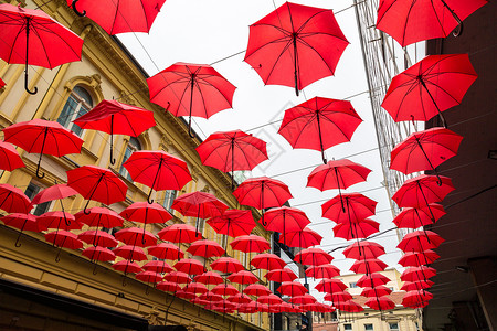 在一个美丽的夏日中位于贝尔格勒塞比亚的红色雨伞图片