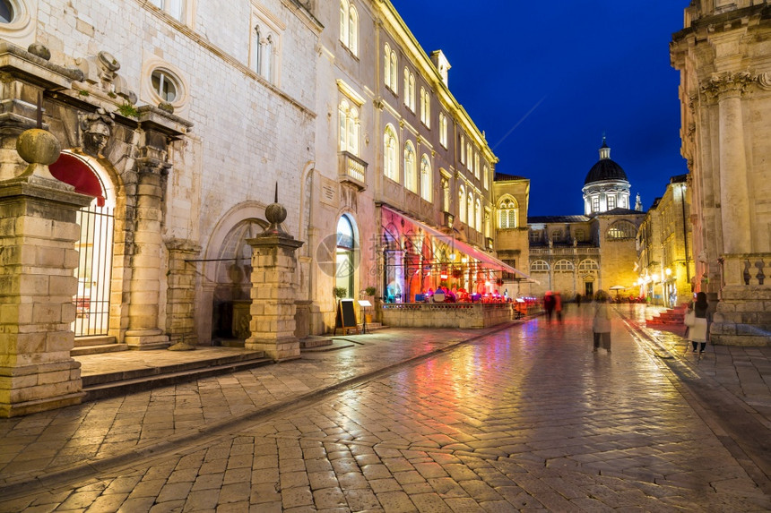 杜布罗夫尼克的街道在一个美丽的夏日夜晚croati图片