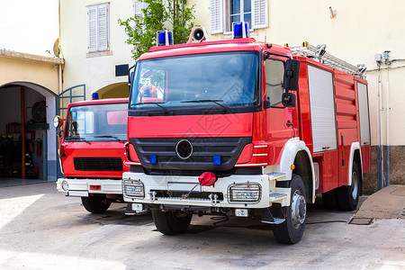 古城杜布罗夫尼克的两辆消防车图片