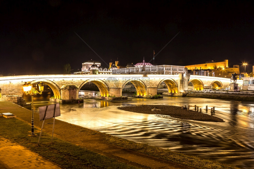 在一个美丽的夏日夜晚在斯科普耶的石桥上图片