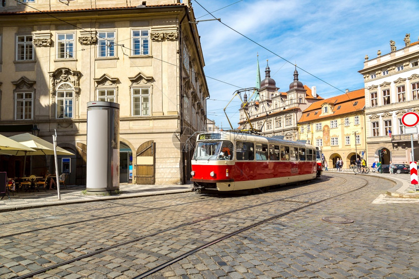 在一个美丽的夏日中古老电车在Prague一个美丽的夏日采奇图片