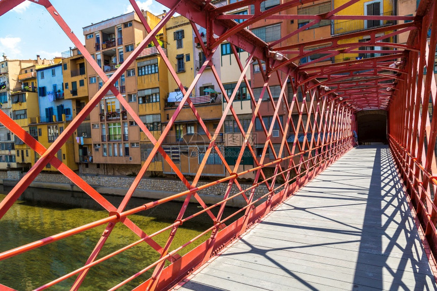 红铁桥在吉罗纳的埃菲尔桥在一个美丽的夏日加泰罗尼亚西班牙图片