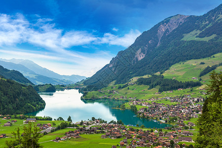 在一个美丽的夏日中横穿长城的村庄瑞士图片