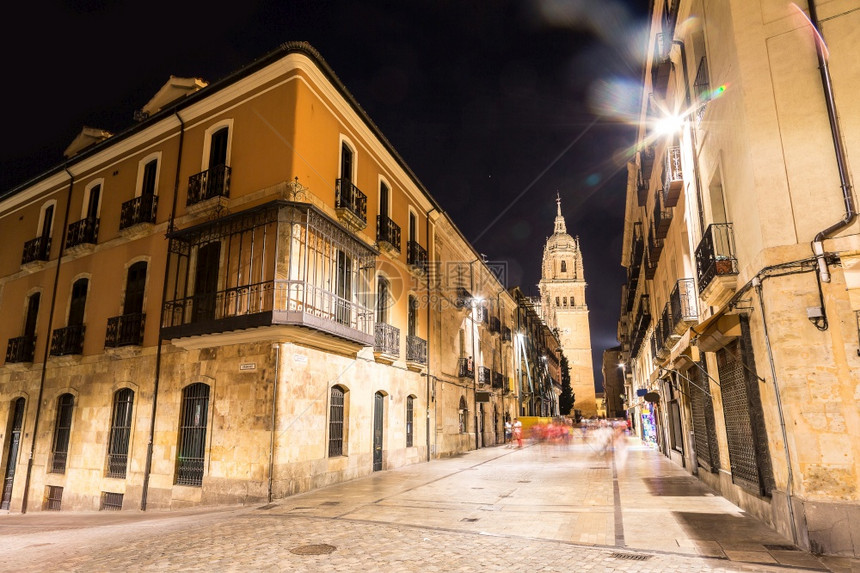 沙拉曼卡的晚上街道在美丽的夏日夜晚西班牙图片
