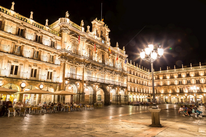 广场市长萨拉曼卡主广场在美丽的夏夜西班牙图片