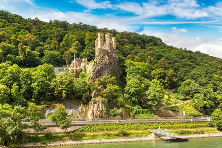 在莱茵山谷的浪漫城堡是一个酿酒区在美丽的夏日德国高清图片