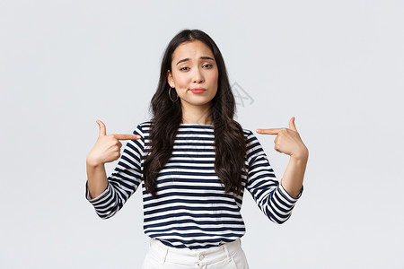 充满自信的大韩国女孩炫耀笑的酷指着自己吹嘘个人成就生活方式美丽和时尚人们的情感概念自信的大韩国女孩炫耀笑着酷指自己吹嘘个人成就背景