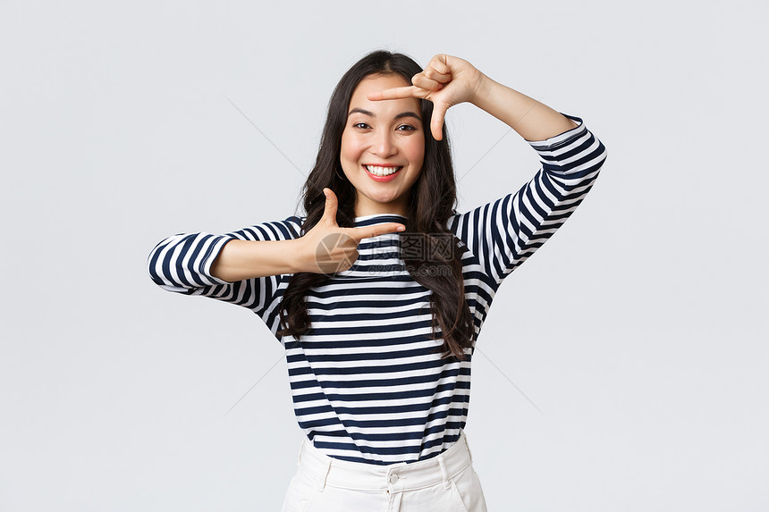 富有创意的可爱亚洲女孩想象带着手架的势微笑保持积极和快乐白色背景生活方式人们的情绪和随意概念富有创造力的亚洲女孩想象白色背景图片