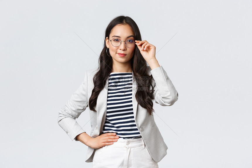 商业金融与就成功的女企家概念成功的女企业家概念自信的戴眼镜和白衣服的女商人为会面做好准备微笑的高兴站稳状态商业站稳的状态图片