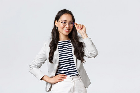 商业金融与就成功的女企家概念成功的女企业家概念自信的戴眼镜和白衣服的女商人为会面做好准备微笑的高兴站稳状态商业站稳的状态背景图片