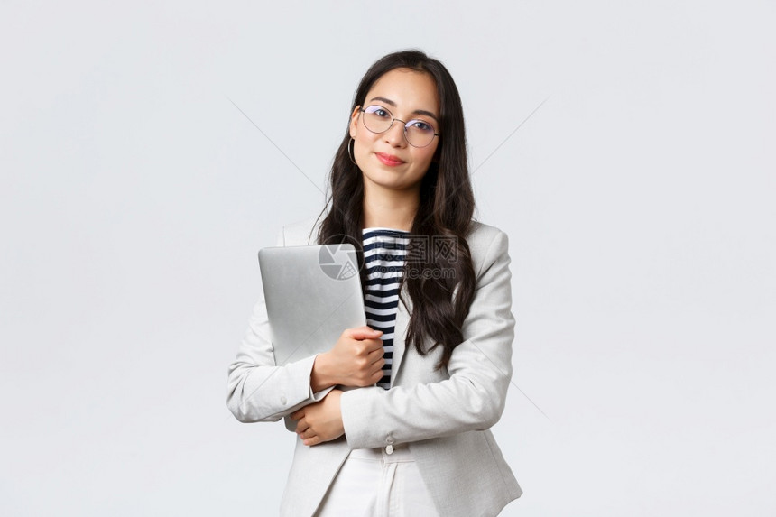 商业金融和就成功的女企家概念年轻的青女实业商人持有手提电脑和看相机的眼镜银行办事员复制空间图片