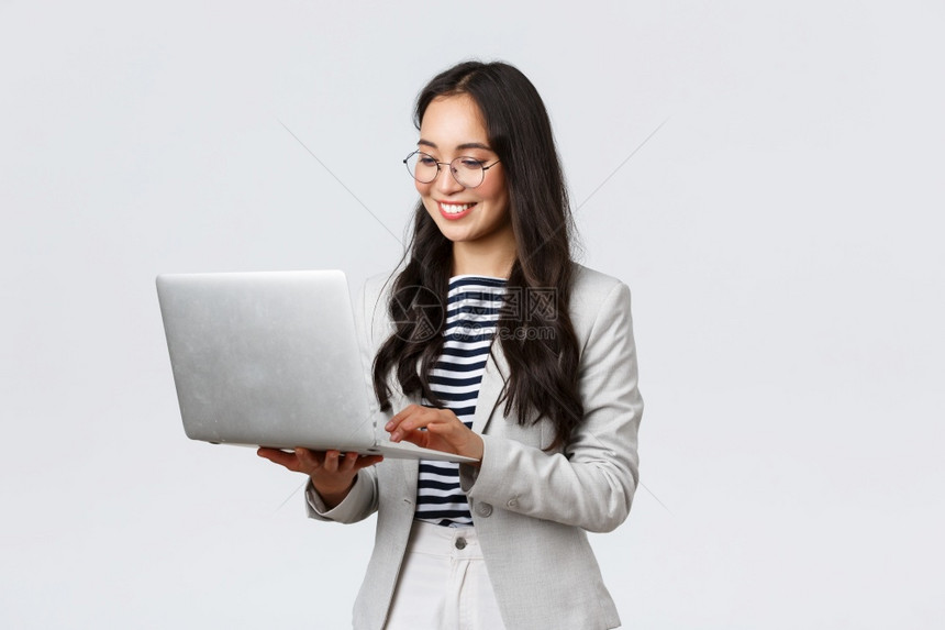 商业金融与就成功女创者概念在上任途中利用笔记本电脑常住背景在办公路上固定项目的专业时女商业人职时女商业人在上任途中使用笔记本电脑图片
