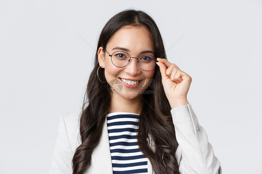 商业金融与就女成功创者概念有才华的年轻女有才华的戴眼镜女程序设计员客户支持经理在镜头上微笑有才华的女程序设计员在镜头上微笑客户支图片