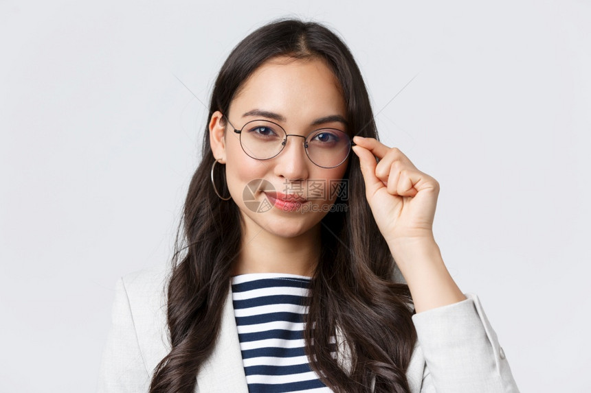 充满自信的年轻女亚洲商人修理眼镜寻找坚定的准备好签署交易的年轻女商人业金融和就女成功的企业家概念充满自信的年轻女商人修理眼镜寻找图片