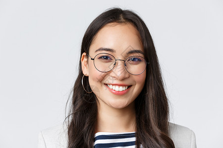 商业金融与就成功女创者概念戴眼镜装着微笑友好和自信在办公室工作商业图片