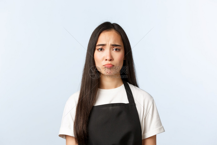 咖啡店小商业和开办概念可爱的不高兴和阴暗亚洲女咖啡师在客户不露脸和时总是感到悲伤图片