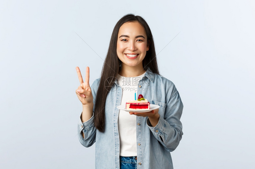 年轻女青年端着蛋糕图片
