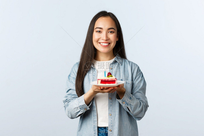 年轻女青年端着蛋糕图片