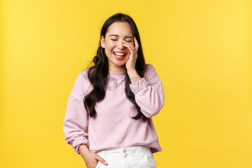 热情愉快的韩国女孩乐笑站在黄色背景之上人们的情感生活方式和时装概念热情愉快的韩国女孩乐笑图片