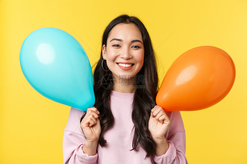 快乐可爱的亚洲人生日女孩庆祝大型活动拿着气球庆祝节日站立黄色背景人们的情感生活方式休闲和美丽概念快乐可爱的亚洲人生日女孩庆祝大型图片