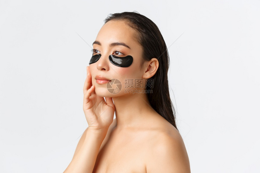 裸露着的女人在贴眼膜图片