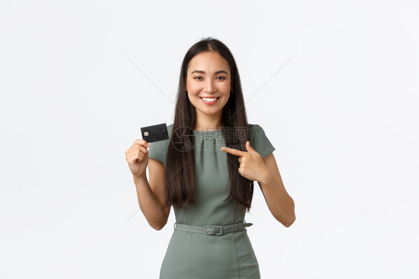 小企业主女家概念微笑有吸引力的女商人身着服装的银行办事员指着信用卡的银行办事员指着信用卡促进新服务金融应用程序白背景笑着有吸引力图片