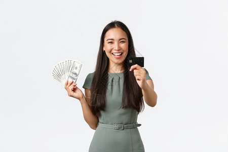 ps奖卡素材微笑的女商人建议使用信卡而不是在科罗纳流行期间的现金站着白色背景小型商业主女企家的概念微笑女商人建议使用信卡站着白色背景背景