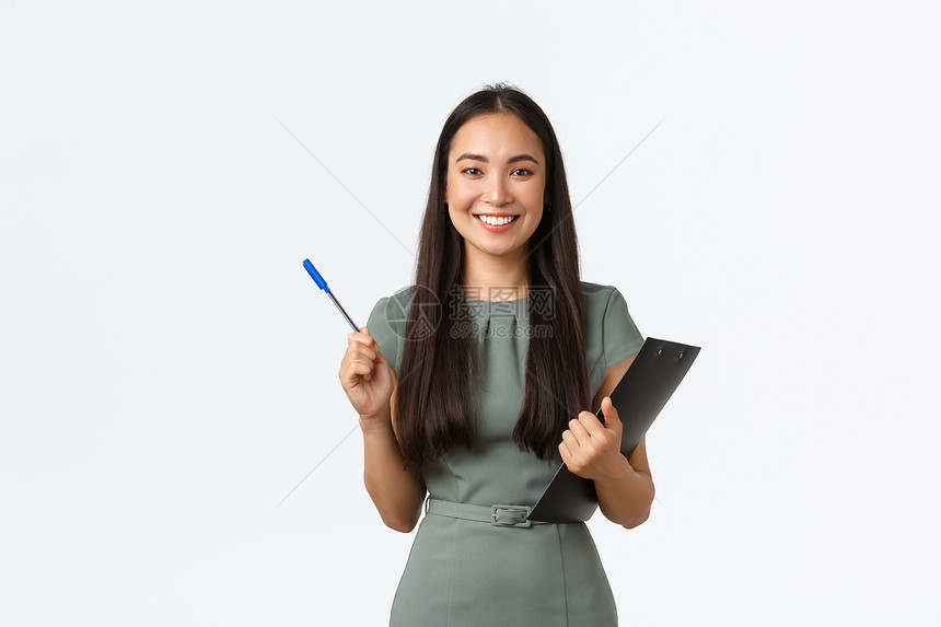 令人高兴的女志愿者在调查中剪贴板上写下人们的答案拿着笔和纸微笑友好站在白人背景上热情图片