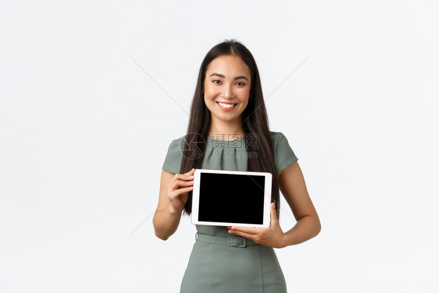 小型商业所有者创和在家工作的概念微笑着的有吸引力年轻女介绍了她的在线商店数字平板屏幕上展示了应用程序做演示微笑着的有吸引力年轻女图片