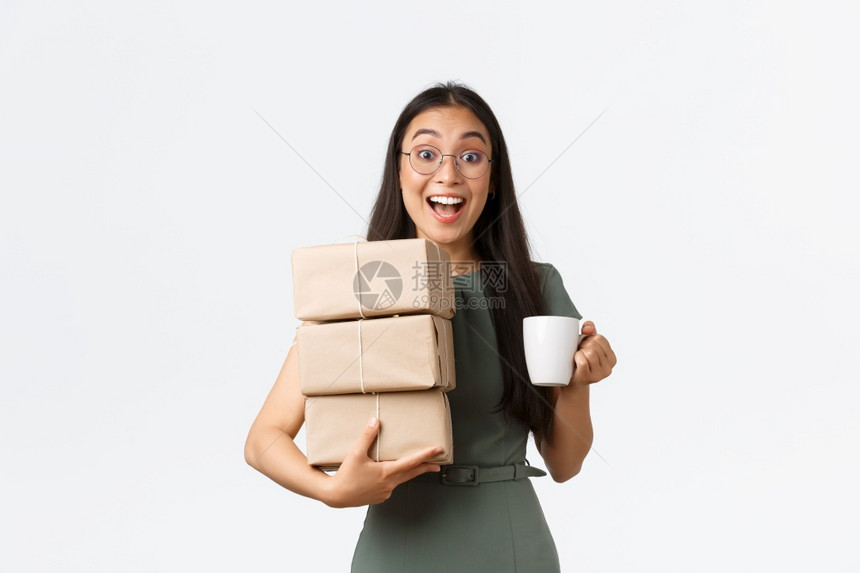 向客户运送一堆箱子小业主管理客户采购和包装给信使提供物品白背景给送信员提供物品兴奋笑的亚洲女喝咖啡给客户运送一堆箱子图片