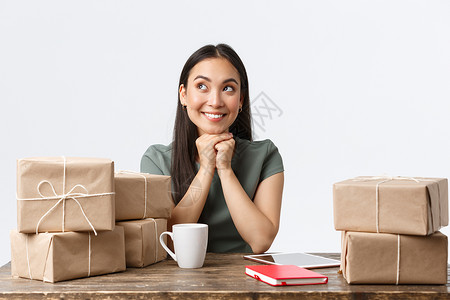 小商业主创和电子商务概念梦想快乐的亚洲妇女打开互联网店等待送货信使接单包装箱白色背景启动和电子商务概念梦想快乐的亚洲妇女打开互联图片
