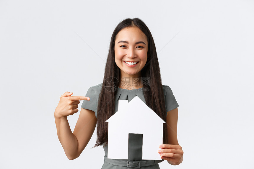 年轻女子拿房屋模型打广告图片