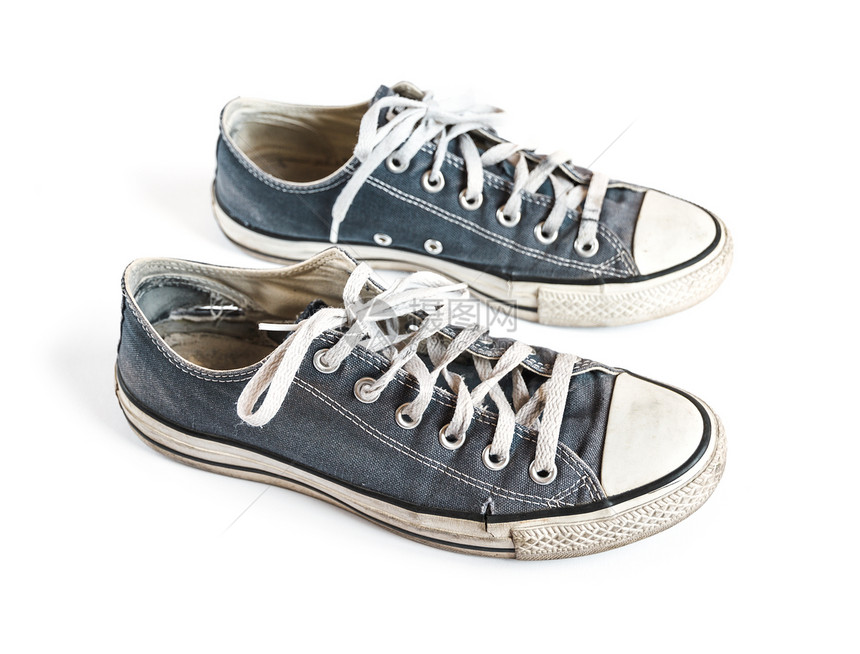 白色背景上隔离的旧蓝色通用运动鞋白色背景上隔离的旧蓝色运动鞋图片