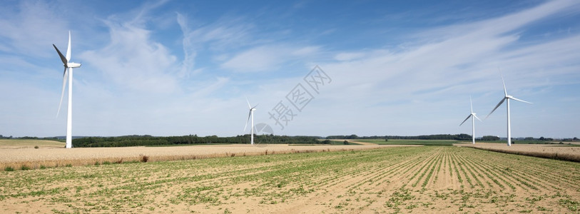 曾加莱夏季蓝天下法国部分的风力涡轮机和背景