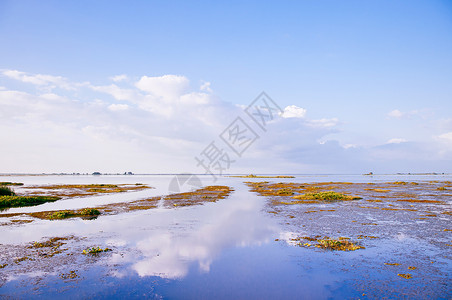 傀儡师左近宁静的平湖与蓝天和小平板岛在泰国noghaskohtailnd背景