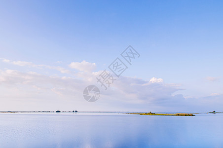 宁静的平湖与蓝天和小平板岛在泰国noghaskohtailnd图片