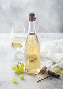 和白自制葡萄酒的瓶子和有葡萄的瓶子和有衬衣的瓶子在光桌背景上图片
