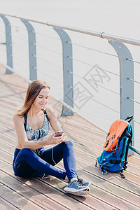 女旅行者在长途跋涉后休息图片