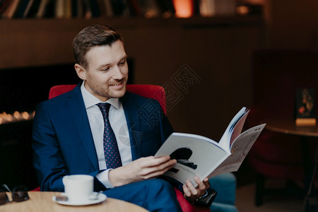 微信未读素材快乐的男昏迷主人肖像读杂志睡在舒适的咖啡店有快乐的表情下班后休息穿着正式衣服背景