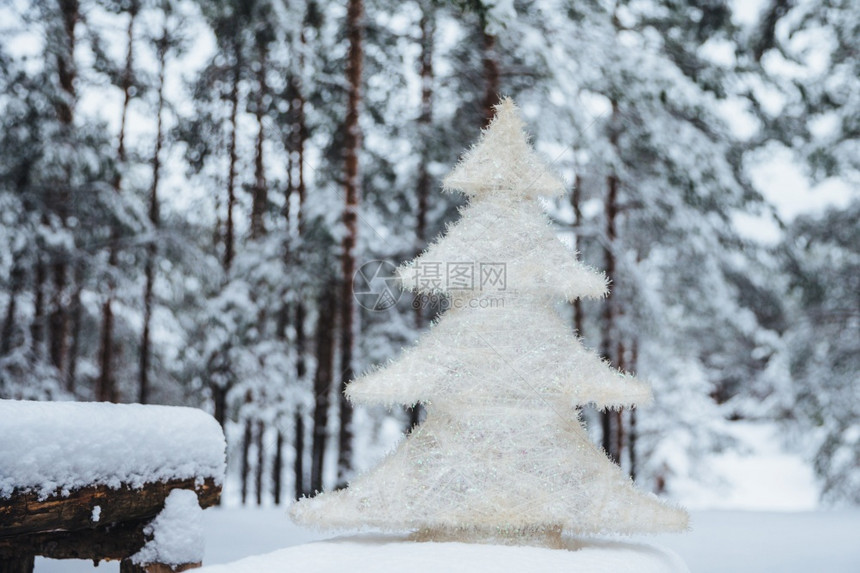 白色人造fir树站在木枝上面布满雪圣诞节或新年装饰品季节概念美丽的冬季风景寒冷的天气图片